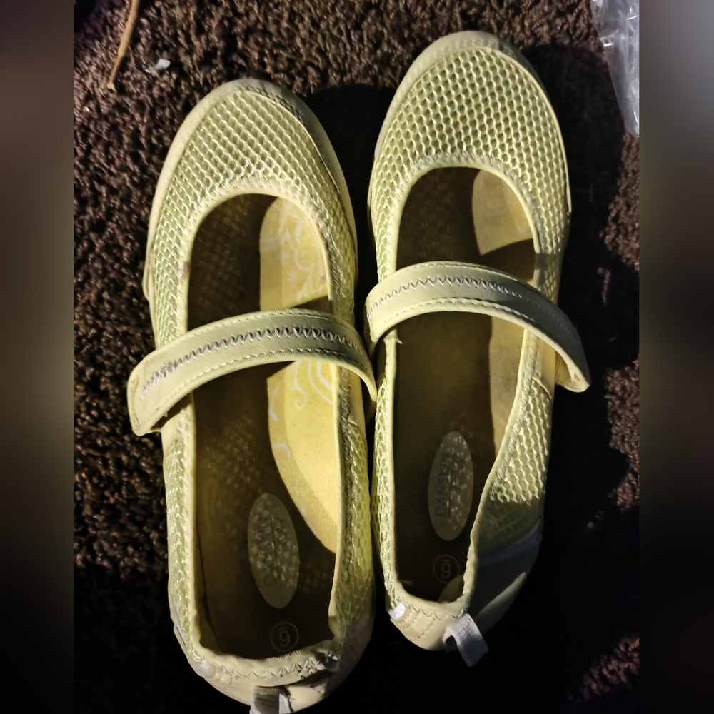 Athletic flats